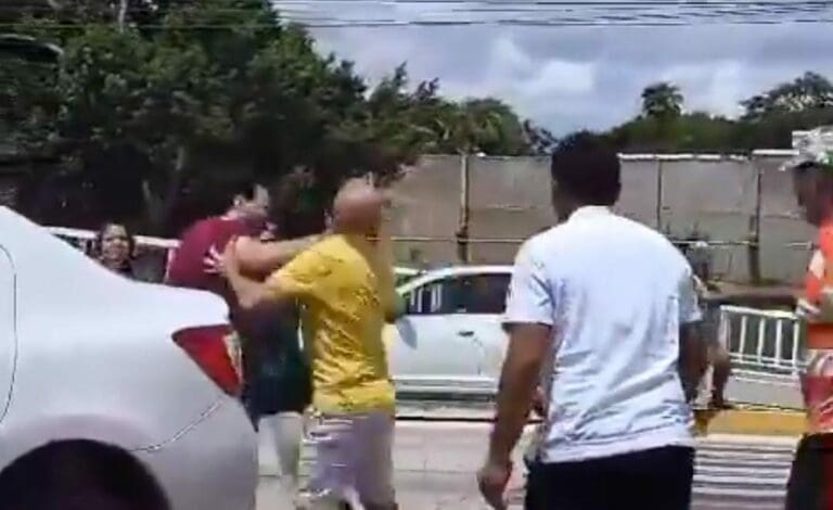 Dos conductores se agarraron a golpes luego de chocar en el bulevar Colosio de Cancún. Todo quedó grabado.