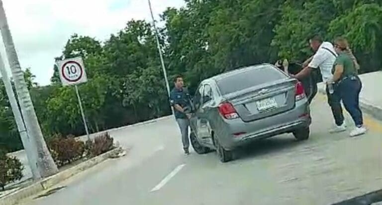 Un conductor de Uber se lleva de corbata a un transportista que se colgó de su auto en el aeropuerto de Cancún.