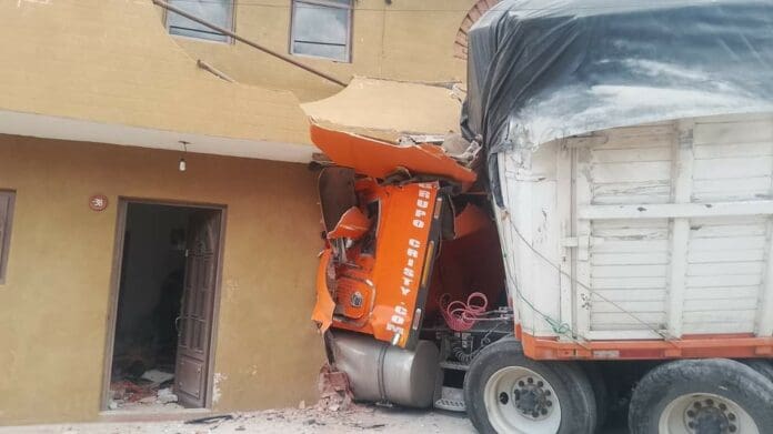 Tráiler choca contra una casa en Oaxaca; deja una mujer muerta y cuatro lesionados