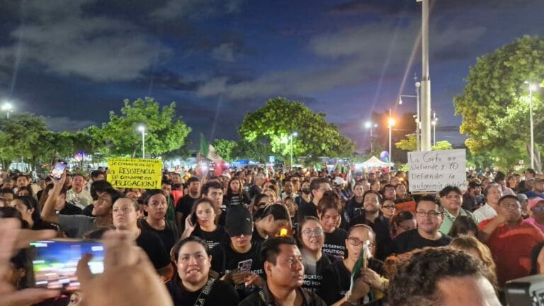 Se manifiestan cientos trabajadores del Poder Judicial contra las reformas de AMLO en el centro de Cancún.
