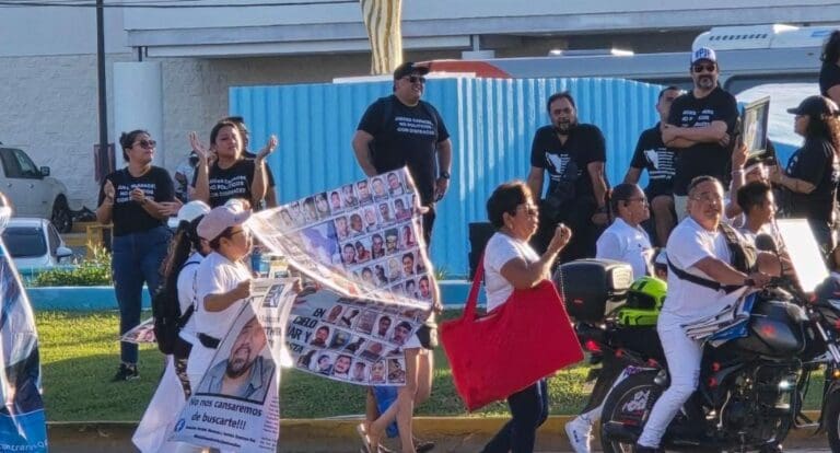 Marchan activistas y madres buscadoras en Cancún por el Día de la Desaparición Forzada. Siguen buscando a sus familiares.