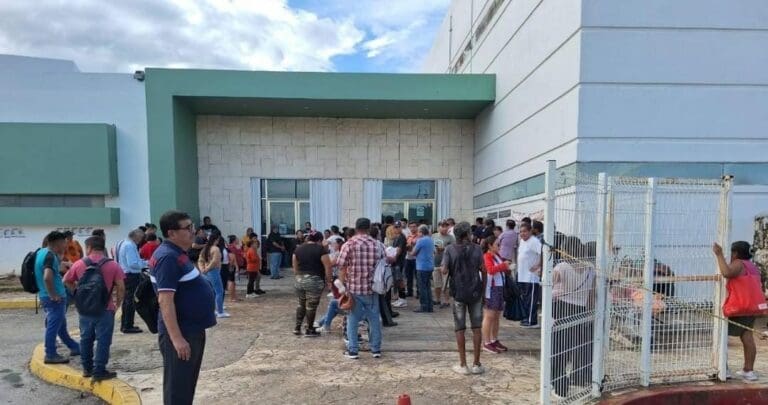 Evacuan el Hospital "Jesús Kumate" de Cancún por presunta amenaza de bomba. Por fortuna se trató de una falsa alarma.
