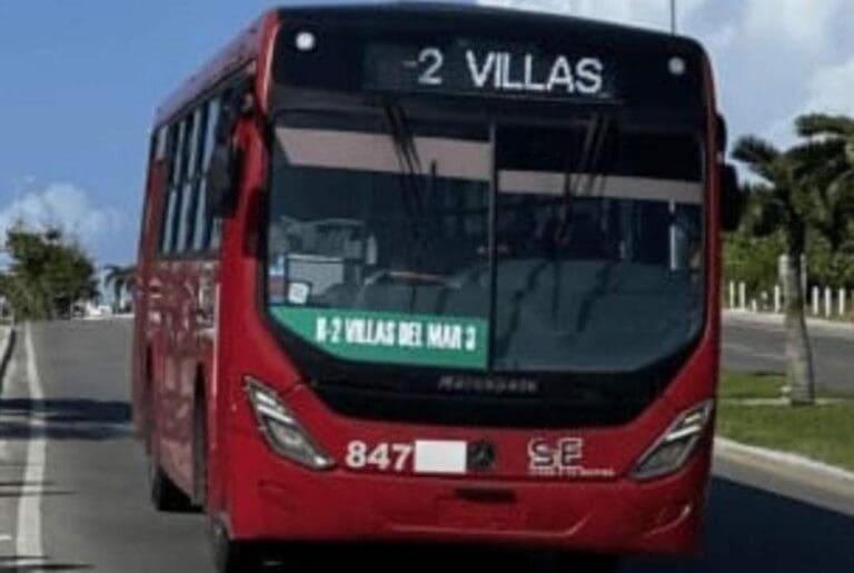 Una mujer terminó con varias lesiones de consideración en Cancún luego que fuera arrollada por el conductor de un autobús.