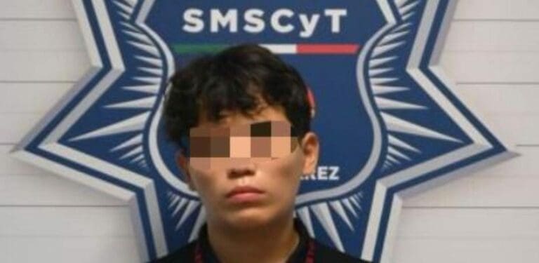 Policías de Cancún detuvieron a un sujeto que fue descubierto grabando a una menor de edad cuando se estaba bañando.