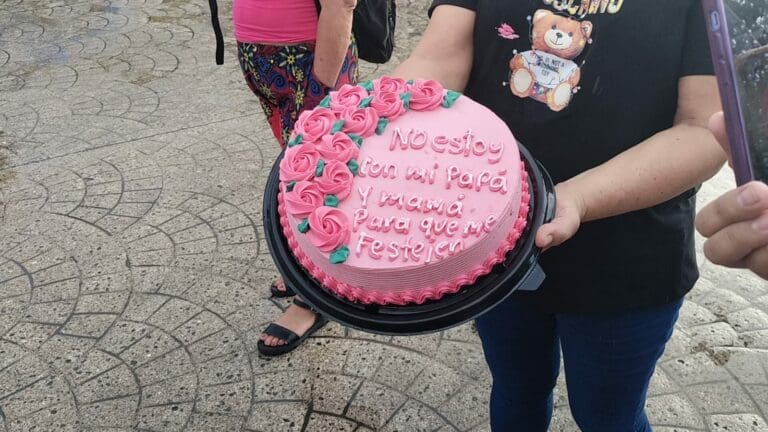 Madre de Fernanda Cayetana, desaparecida en Cancún, lleva un pastel a Fiscalía por los XV años de su hija como protesta.