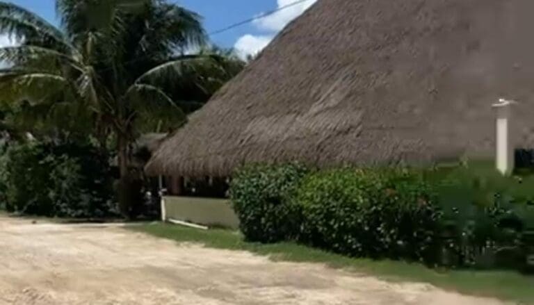 Asesinan a dueño de salón de fiestas en Cancún, aparentemente por negarse a pagar el famoso cobro de piso.