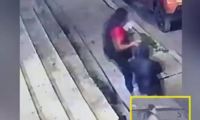 VIDEO: Detienen a madre por golpear a su hijo menor de edad en Edomex