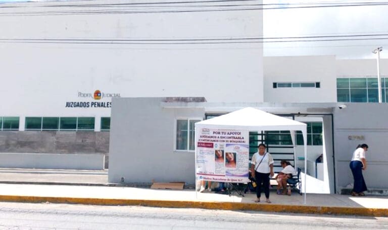 Bloquean madres buscadoras juzgados de juicios orales por tiempo indefinido en Cancún