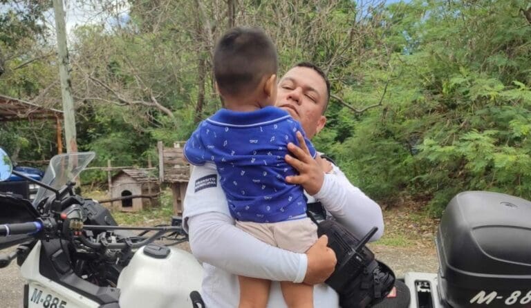 Rescatan a menor que deambulaba solo en la Región 226 de Cancún. Por fortuna ya se encuentra con sus padres.