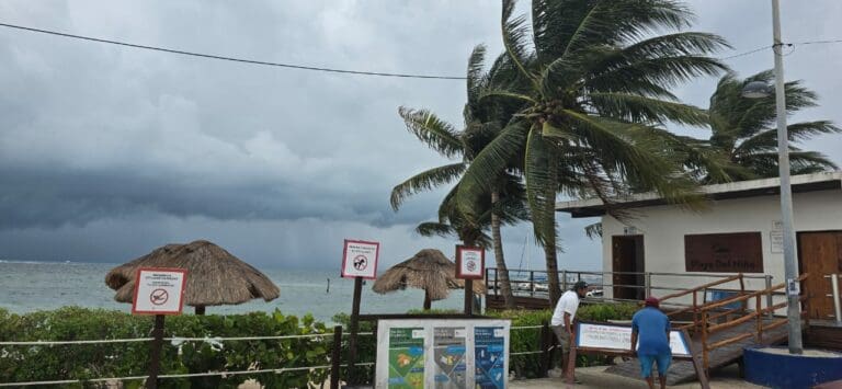 La tormenta tropical "Helene" se ubica a 320 km de Quintana Roo; el ojo no pasaría por el estado según el pronóstico.