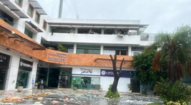 Cancún luce inundado, con varios árboles caídos y vidrios rotos. Además se reportan cortes de luz en la ciudad tras la llegada de "Helene".