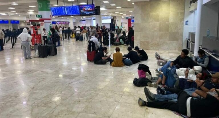 Aumenta el número de los vuelos demorados y cancelados en el aeropuerto de Cancún por el huracán "Helene".