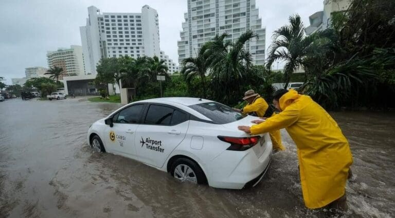 Se aleja el huracán "Helene" de las costas de Quintana Roo y se decreta la alerta amarilla. Se reanudan algunas de las actividades.