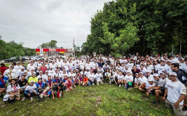 Gino Segura cumple promesa de plantar un árbol por cada voto de confianza