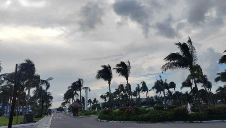 "Milton" se convierte en huracán categoría 1; Quintana Roo se mantiene en alerta azul. Por el momento está lejos de la entidad.