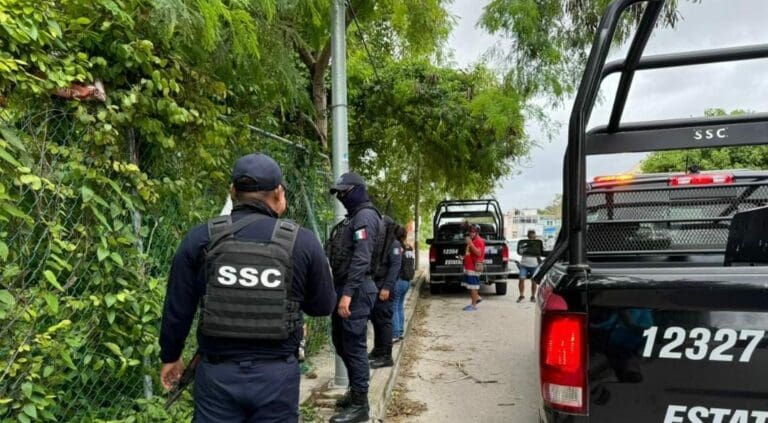Tras una persecución rescatan a una persona que fue secuestrada en Cancún. Los responsables fueron detenidos.