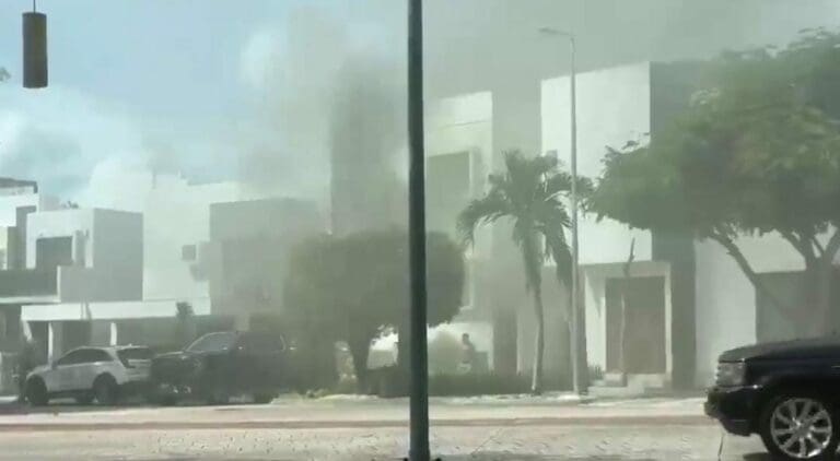 Falleció una persona y dos más resultaron lesionadas tras una explosión en el residencial Cumbres en Cancún.