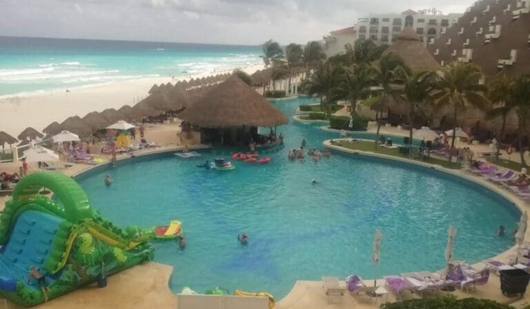 Salvan a huésped de morir ahogada en el hotel Paradisus de Cancún. Tardaron en reanimarla, pero se pudo recuperar.