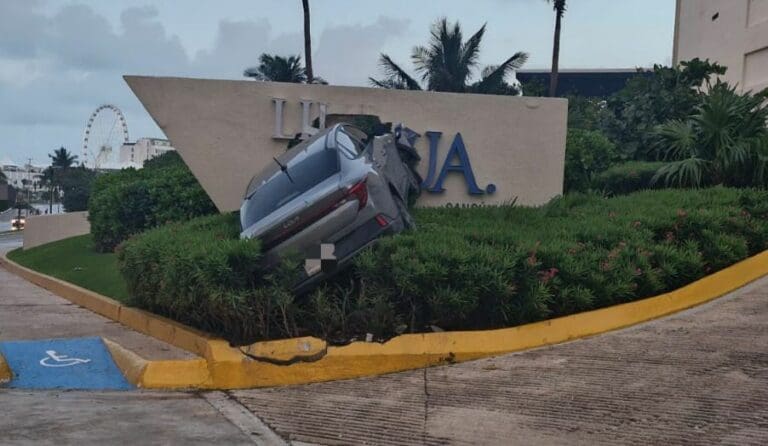 Un automovilista se impactó la mañana de este viernes contra el anuncio del Live Aqua en la Zona Hotelera de Cancún.