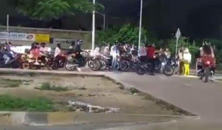 Otro incidente por una nueva rodada. Captaron a unos motociclistas arrollando a una adulta mayor en Cancún.