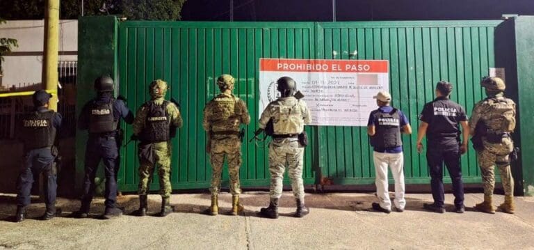 Hallan drogas y evidencia de homicidios en cateo al sindicato de taxistas de Cancún luego de la detención del dirigente.