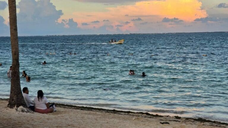 Decretan alerta azul para el norte de Quintana Roo por el huracán "Rafael". El fenómeno ya tocó tierra en la isla de Cuba.