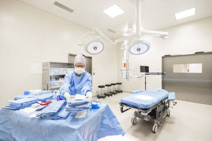 Investigan muerte en Italia de joven tras operarse la nariz en clínica en anunciada en TikTok