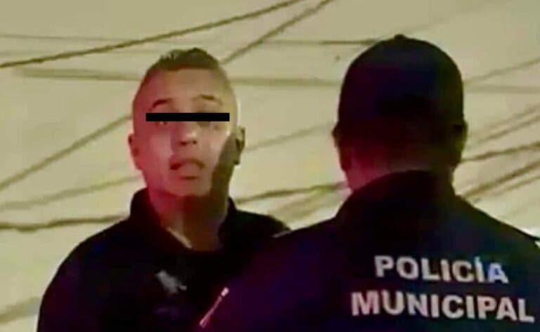 Cesan a comandante de la Policía Auxiliar de Cancún tras altercado en un bar. Presuntamente se negó a pagar la cuenta.