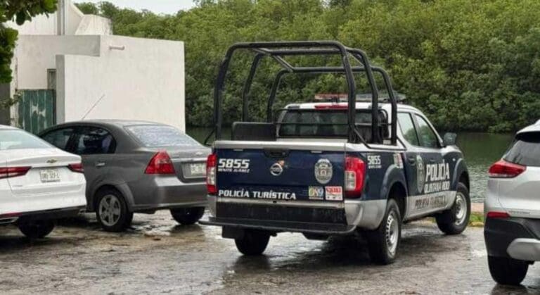 Encuentran un cuerpo flotando en la laguna Nichupté de Cancún. Hasta el momento se desconoce su identidad.