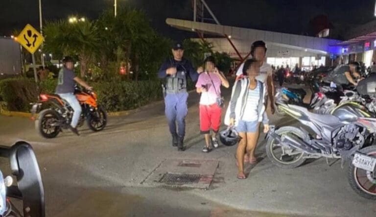 Rescatan a una menor de edad víctima de extorsión en Cancún. Había sido engañada por un sujeto en una plaza comercial.