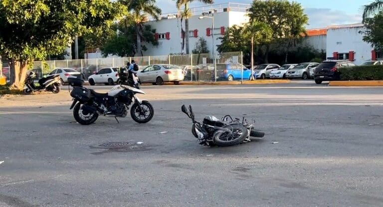 Se accidentó una familia de cuatro integrantes que iba en motocicleta en Cancún. Se reporta a dos menores delicados.