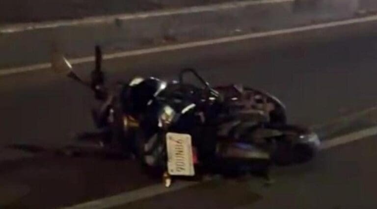 Fallece un motociclista tras derrapar en la Zona Hotelera de Cancún. Se reportó que su acompañante quedó lesionada.