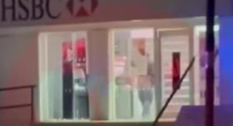 Captan a policías de Cancún llevando a un ciudadano al cajero para sacarle dinero. Se informó que ya se indaga lo ocurrido.