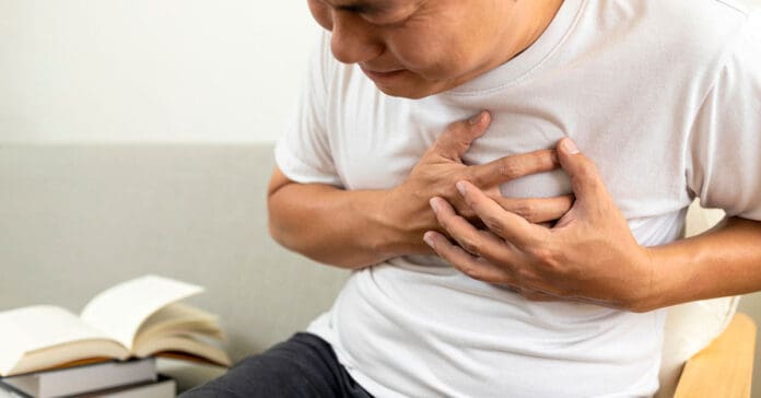 Padre casi muere de un infarto en China por el estrés de ayudar a su hijo con las tareas