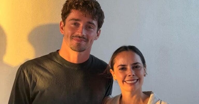 Charles Leclerc, piloto de Fórmula 1, visita Cancún y se toma la foto con Ana Paty Peralta, presidenta de Benito Juárez.