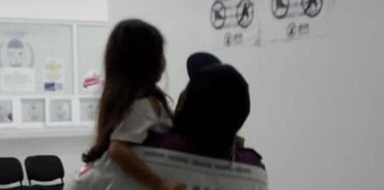 Rescatan a una madre y su hija en Cancún; mujer asegura que fue drogada. Las autoridades ya investigan este caso.