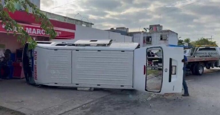 Choca otra combi del transporte público en Cancún; reportan cuatro lesionados. La culpa fue de un automovilista.