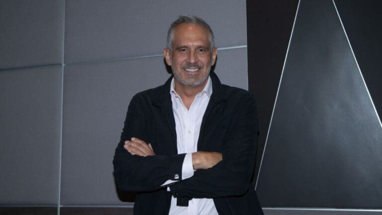 Estafan a Arath de la Torre por WhatsApp; quería reservar un hotel en Cancún