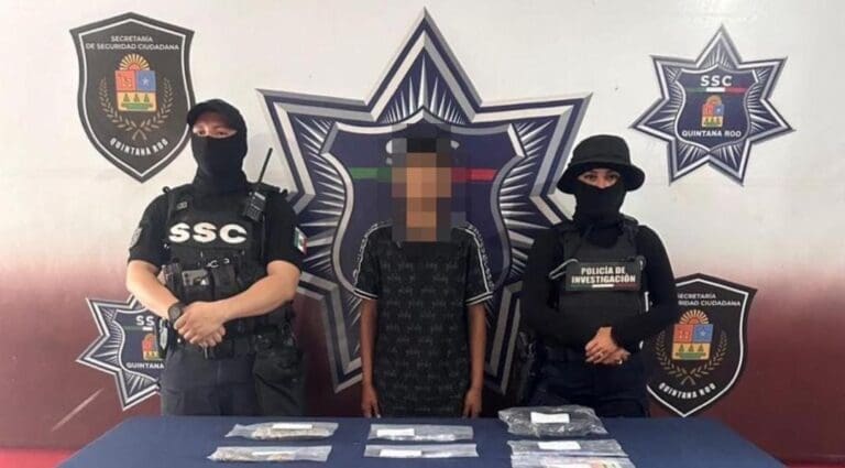 Detienen a un niño de tan solo 13 años de edad con varias dosis de droga y dinero en efectivo en calles de Cancún.