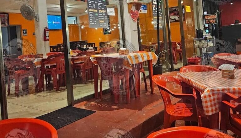 Empleados se defienden de asalto y matan a un ladrón en taquería de Cancún. Su cómplice pudo escapar en una moto.