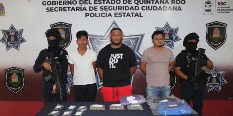 Capturan a tres sujetos con droga en Cancún; presuntamente extorsionaban a choferes del transporte público.