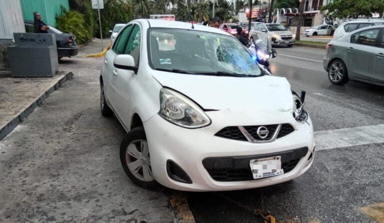 Automovilista atropella a dos turistas extranjeros en la Zona Hotelera de Cancún. Se reporta una persona con lesiones de consideración.