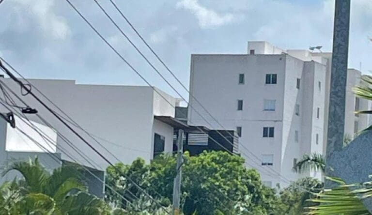 Fallece una persona tras caída de 15 metros en el residencial Palmaris de Cancún. Hasta el momento no se sacé cómo ocurrió todo.
