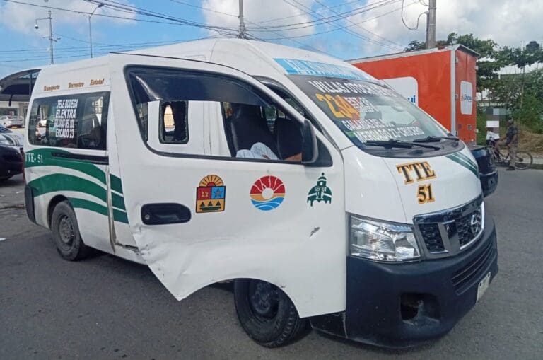 Un choque entre una combi y una camioneta dejó ocho lesionados en Cancún, la culpa fue del conductor del transporte público.