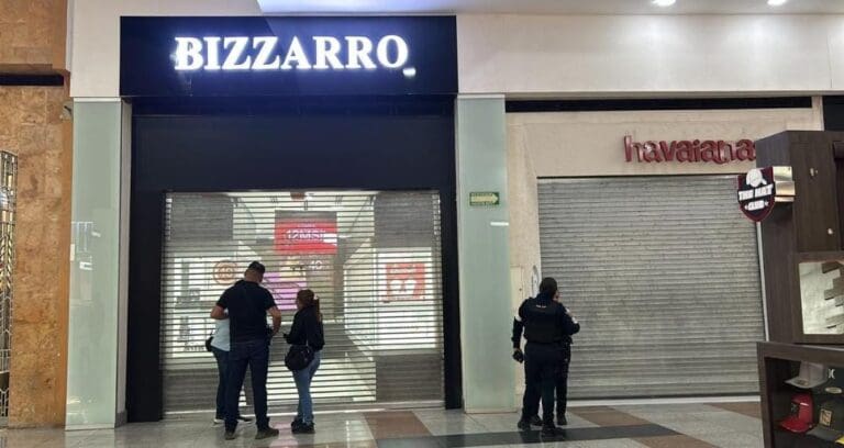 Intentan asaltar la joyería Bizzarro en Plaza Las Américas de Cancún. Una alarma asustó a los delincuentes.