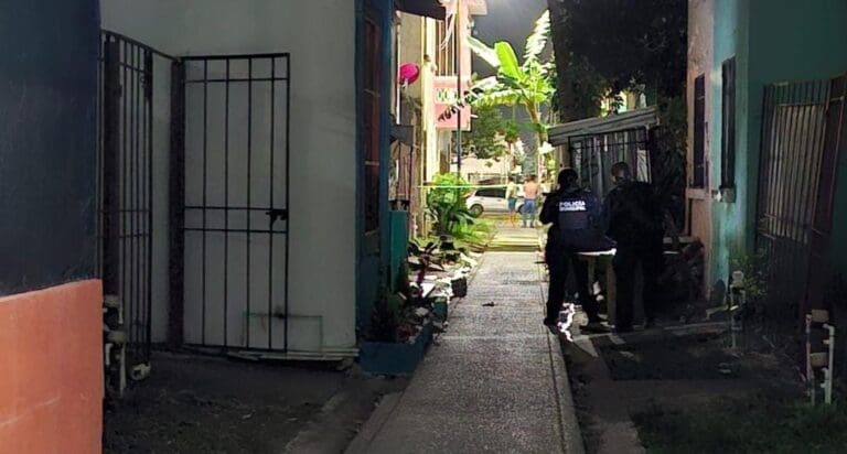 Asesinan a un hombre y a una mujer en Villas Otoch Paraíso de Cancún. Al parecer ella se dedicaba a robarle a taxistas.