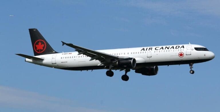 Vuelo de Air Canada sufrió falla mecánica y tuvo que volver al aeropuerto de Cancún. Por fortuna no pasó a mayores.