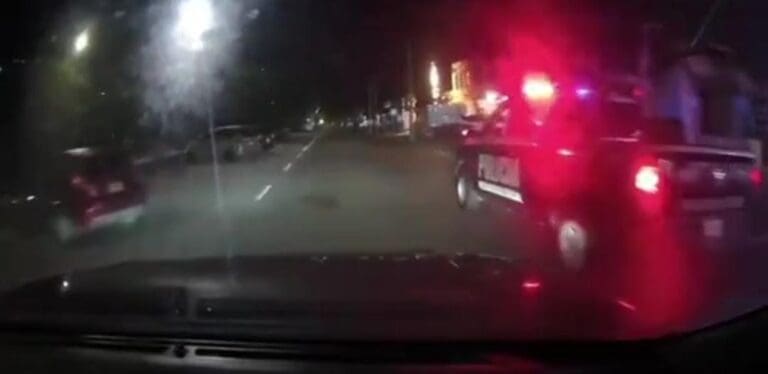 Captaron a unos policías de Cancún pidiendo 12 mil pesos a un ciudadano para dejarlo libre, ya los separaron de sus cargos.