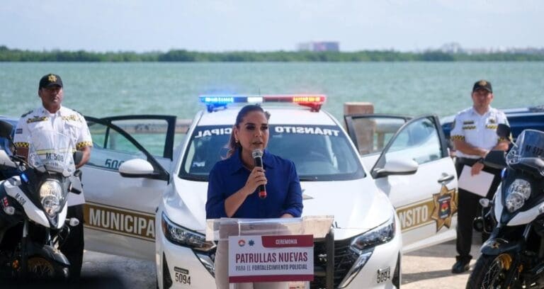 Entrega la gobernadora Mara Lezama patrullas y equipo a policías de Benito Juárez para reforzar la seguridad.