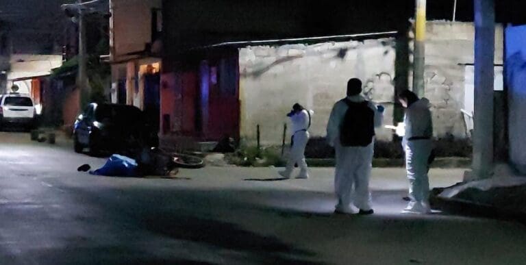 Asesinan de varios disparos a un motociclista en la Región 101 de Cancún. Se desconocen su identidad y las causas del ataque.